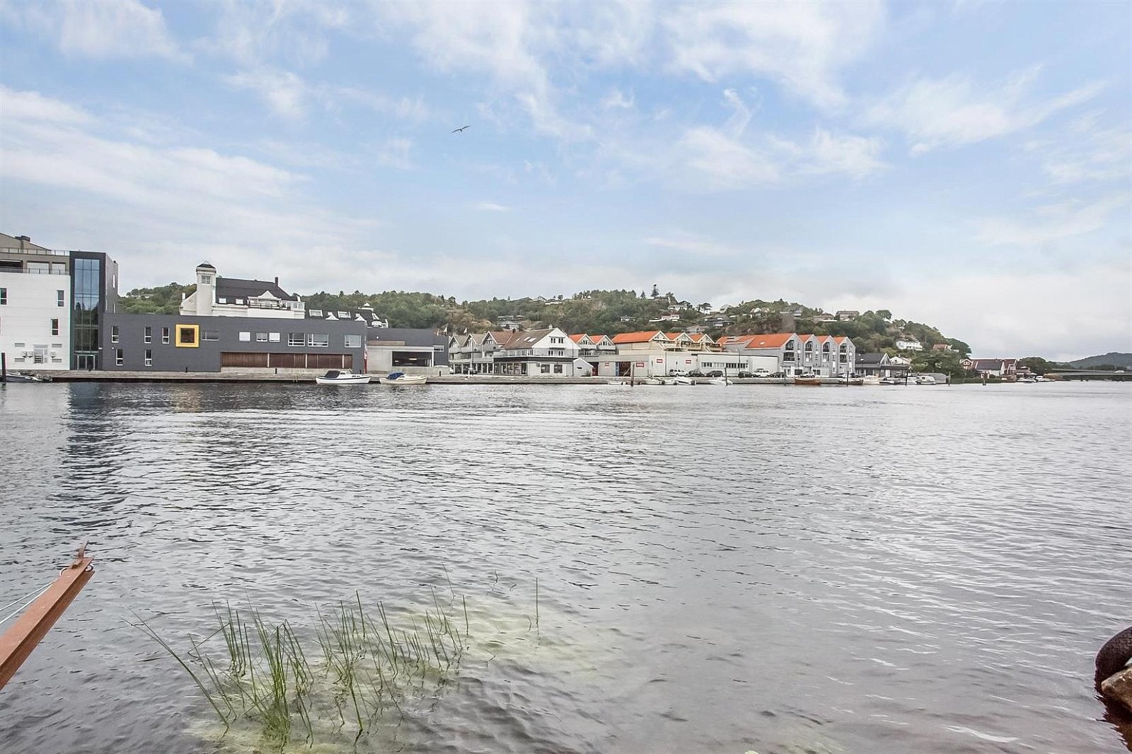 Like nedenfor huset er en offentlig allmenning manf.eks. kan benytte til utsetting av båt eller til å bade. Galleribilde