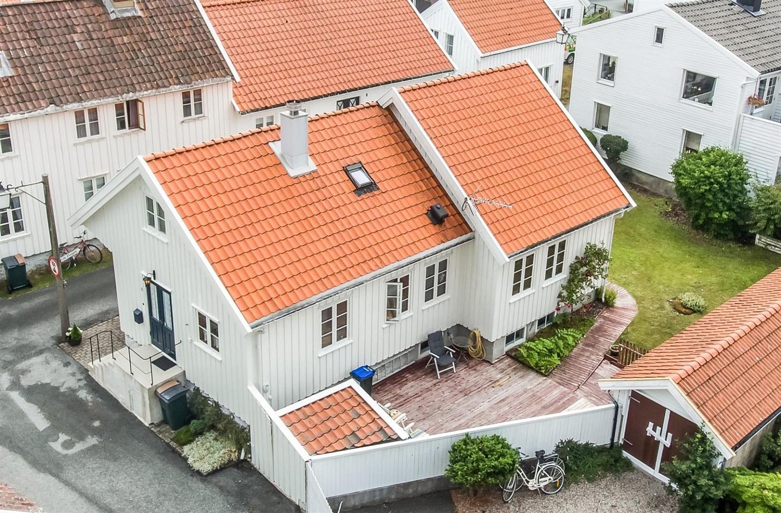 Velholdt hus og hyggelig tomt med hage og uteplass. Galleribilde