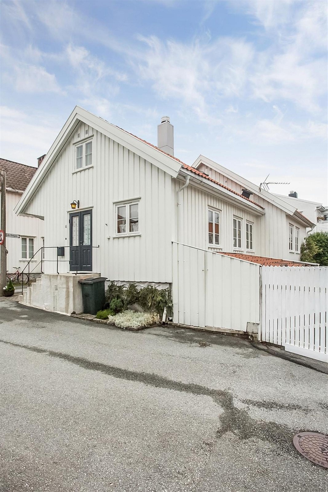 Eier parkerer like utenfor huset ved trappen. Galleribilde