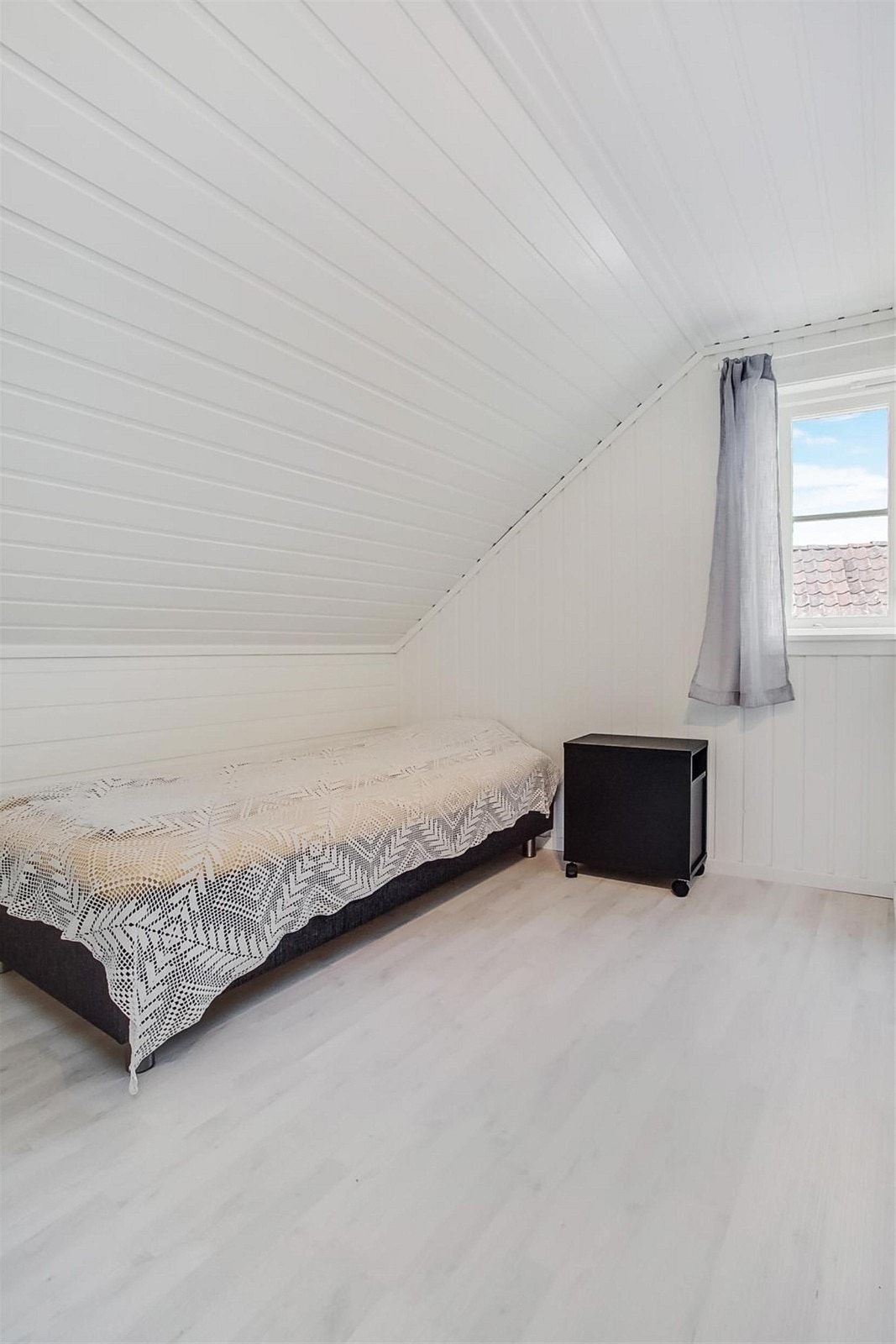 Opprinnelig soverom er delt i to og fungerer nå som to mindre individuelle rom som brukes til overnatting. Galleribilde