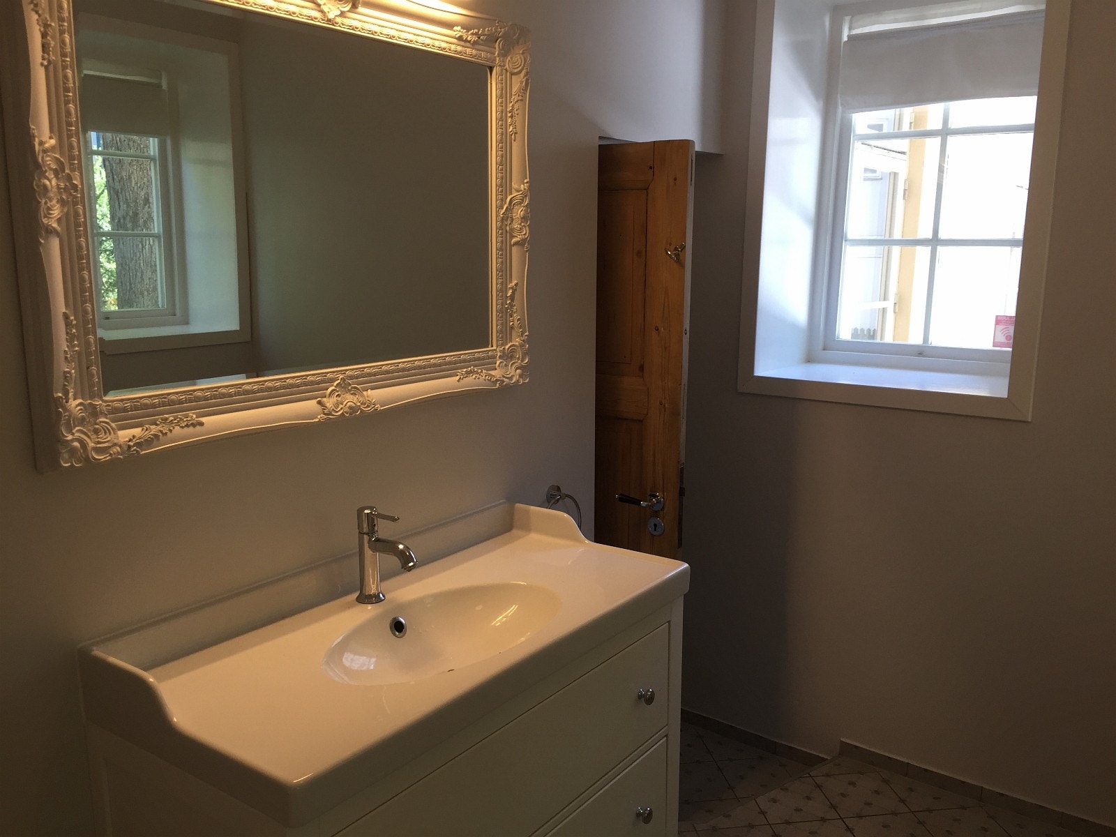 Large sink and mirror Galleribilde