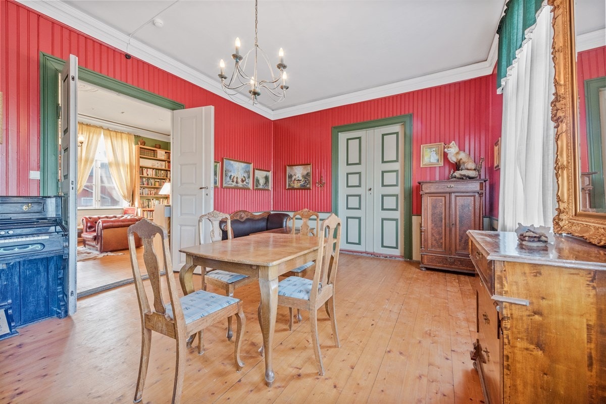Nordstue med flotte dobbeltdører Galleribilde