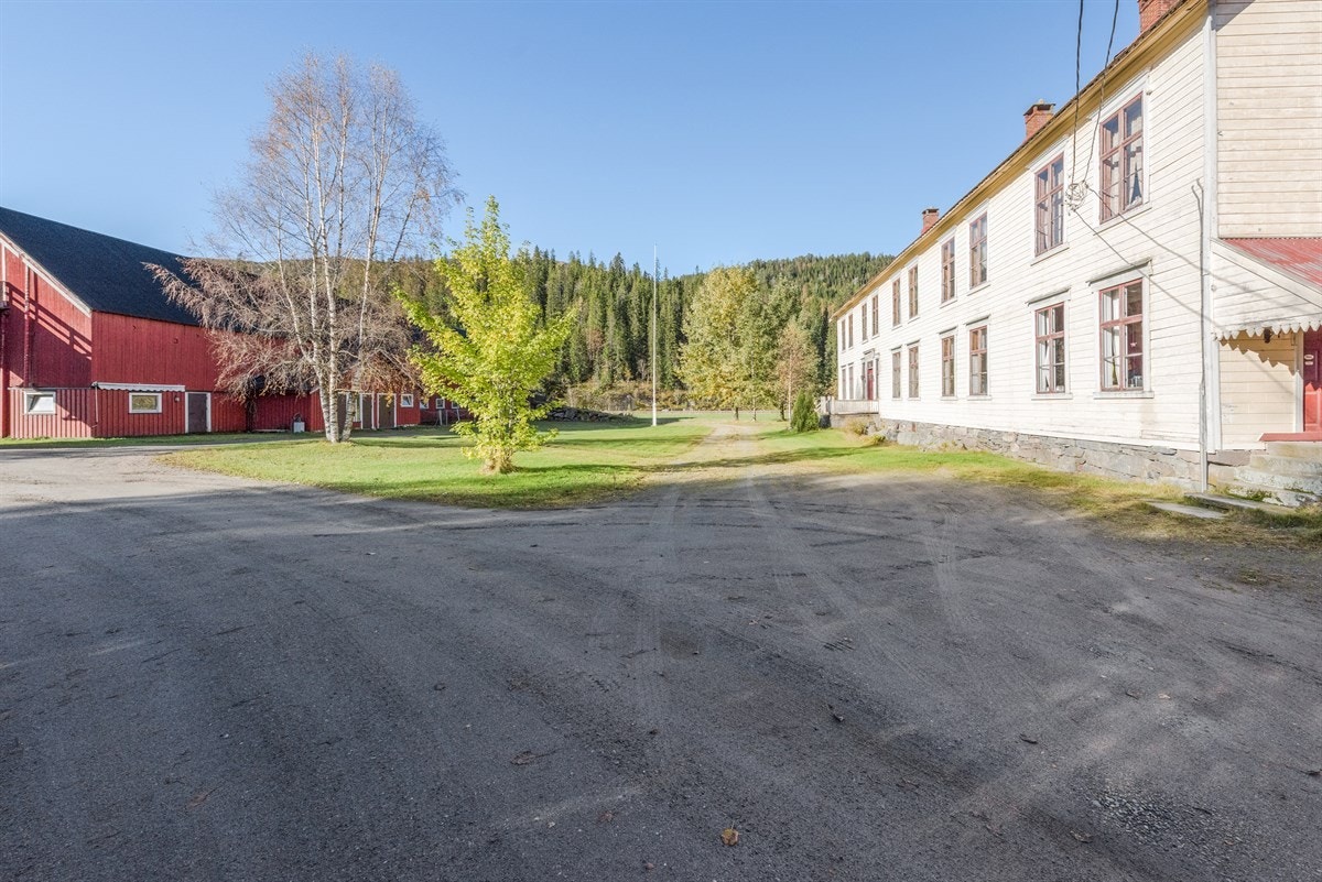 Bygningene former et firkanttun Galleribilde