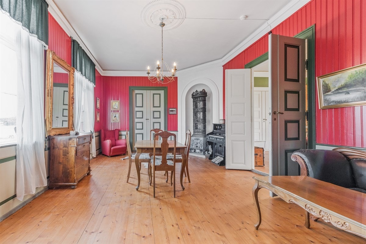 Nordstue, her er brystningen noe høyere enn i Storsalaen Galleribilde