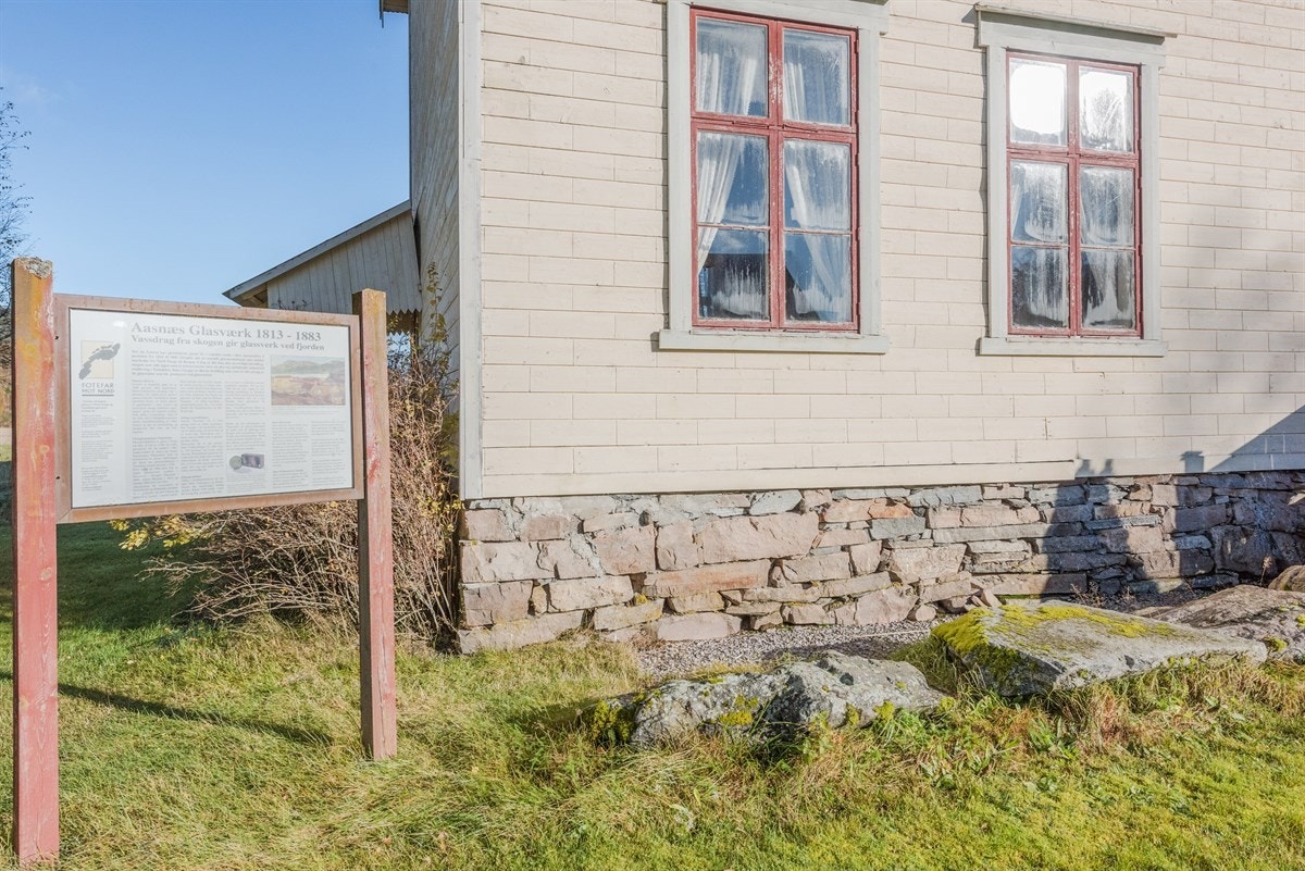 Fundamentert på natursteinsmur. Kjeller under deler av huset. Galleribilde