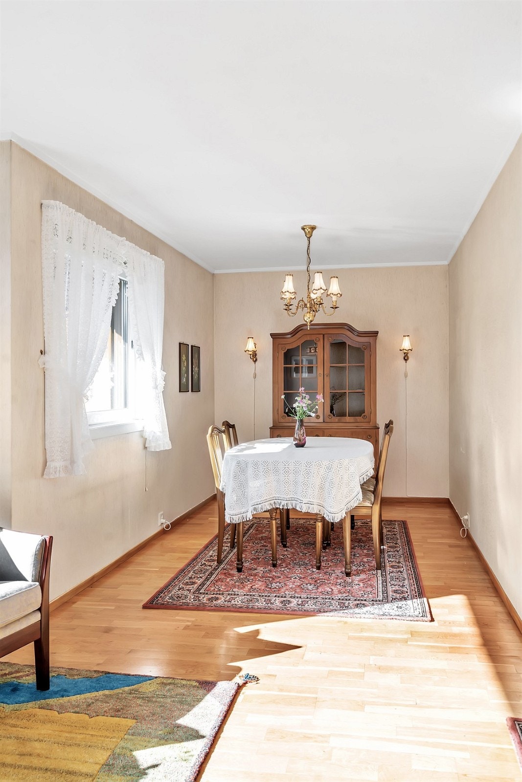 Spisestue i del av stuen. Opprinnelig et tredje soverom Galleribilde