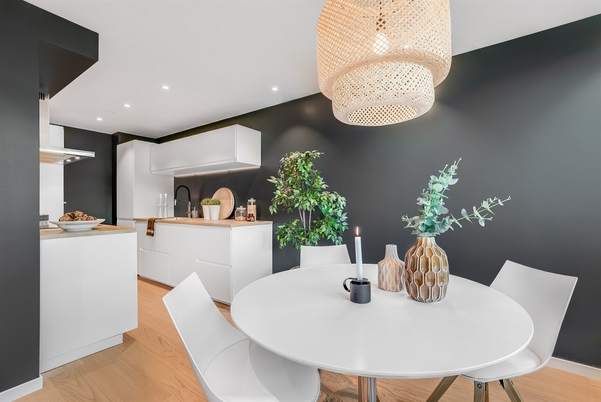 God plass til stor spiseavdeling i tilknytning til kjøkkenet. Galleribilde