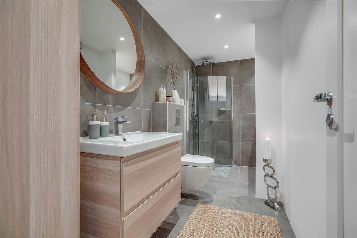 Delikat, flislagt bad med et moderne preg. Helt nytt i 2018. Galleribilde