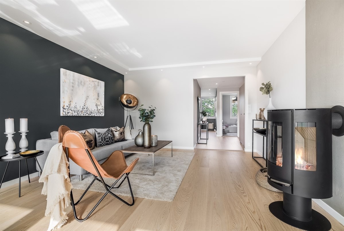 Den nye peisovnen i stuen definerer rommet og gir godt med varme i den kalde vinterperioden. Galleribilde