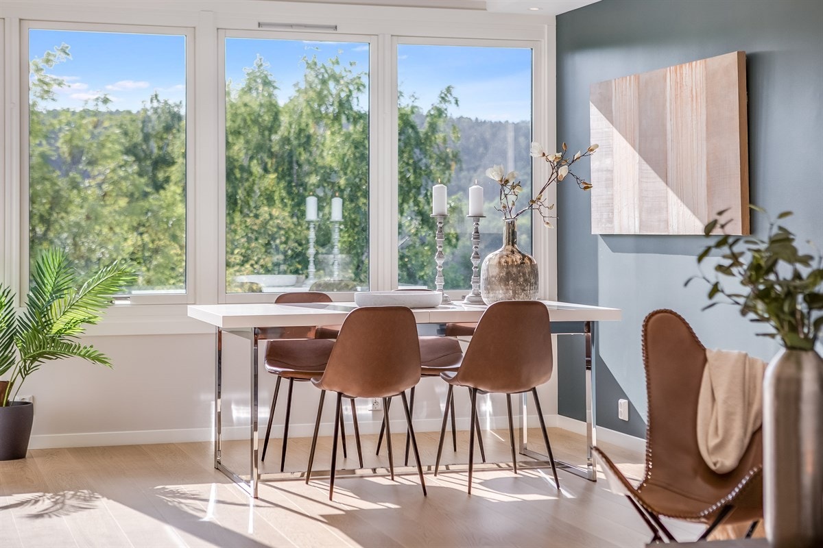 Dette er en lekker toppleilighet beliggende i et rolig boområde med kort vei til Sandvika sentrum. Galleribilde