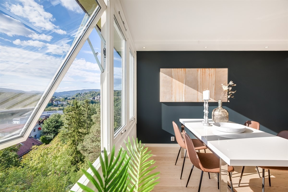 Legg merke til de store vindusflatene og den flotte utsikten! Galleribilde