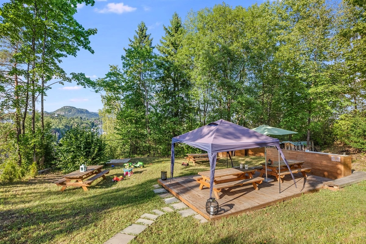 Leiligheten hører til et veldig hyggelig og veldrevet sameie med godt fellesskap.Her er det felles grillplass og trimrom. Galleribilde