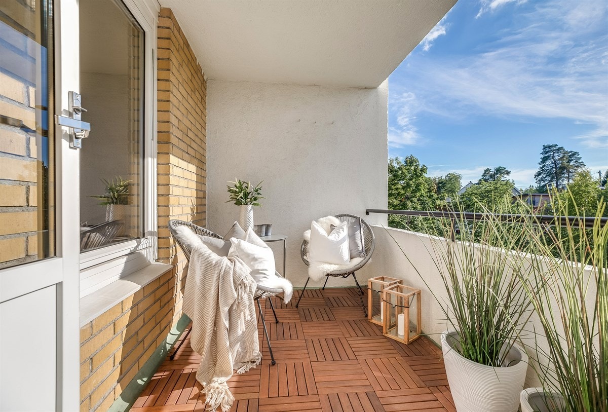 Det er utgang til romslig, overbygget og solrik balkong på ca. 6 kvm. Galleribilde