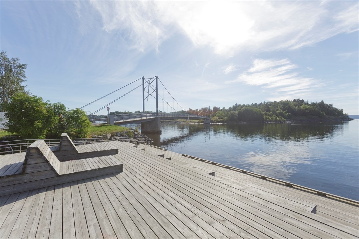 Kort vei til idylliske Kadettangen og Kalvøya med bademuligheter, strender, volleyball- og fotballbaner, grøntarealer og hyggelig brygge Galleribilde