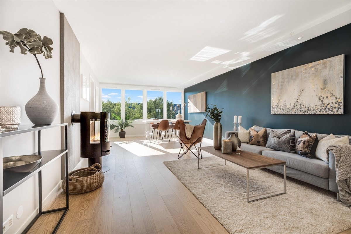 Velkommen til Solhaugveien 94 og en lekker, innbydende og totaloppusset selveierleilighet presentert ved Elise Riise Johnsen og Edvard Chapsang Eie Eiendomsmegling avd. Sandvika!</ Galleribilde