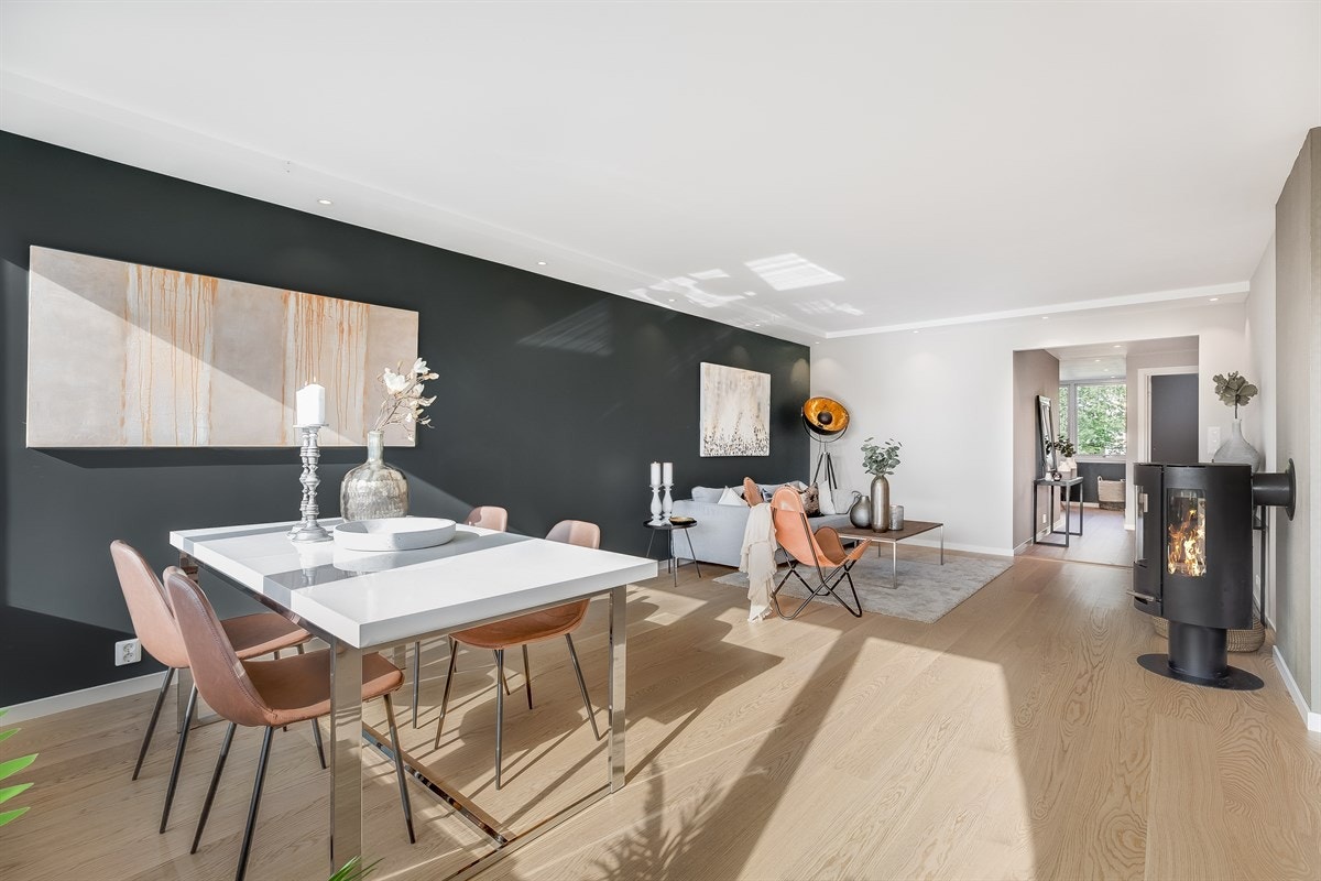 Lun og romslig stue med god plass til sofa, multimedia og annet stuemøblement. Galleribilde