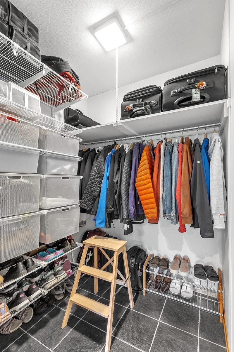 Walk-in garderoben har meget godt med plass, med blant annet et smart oppbevaringssystem Galleribilde