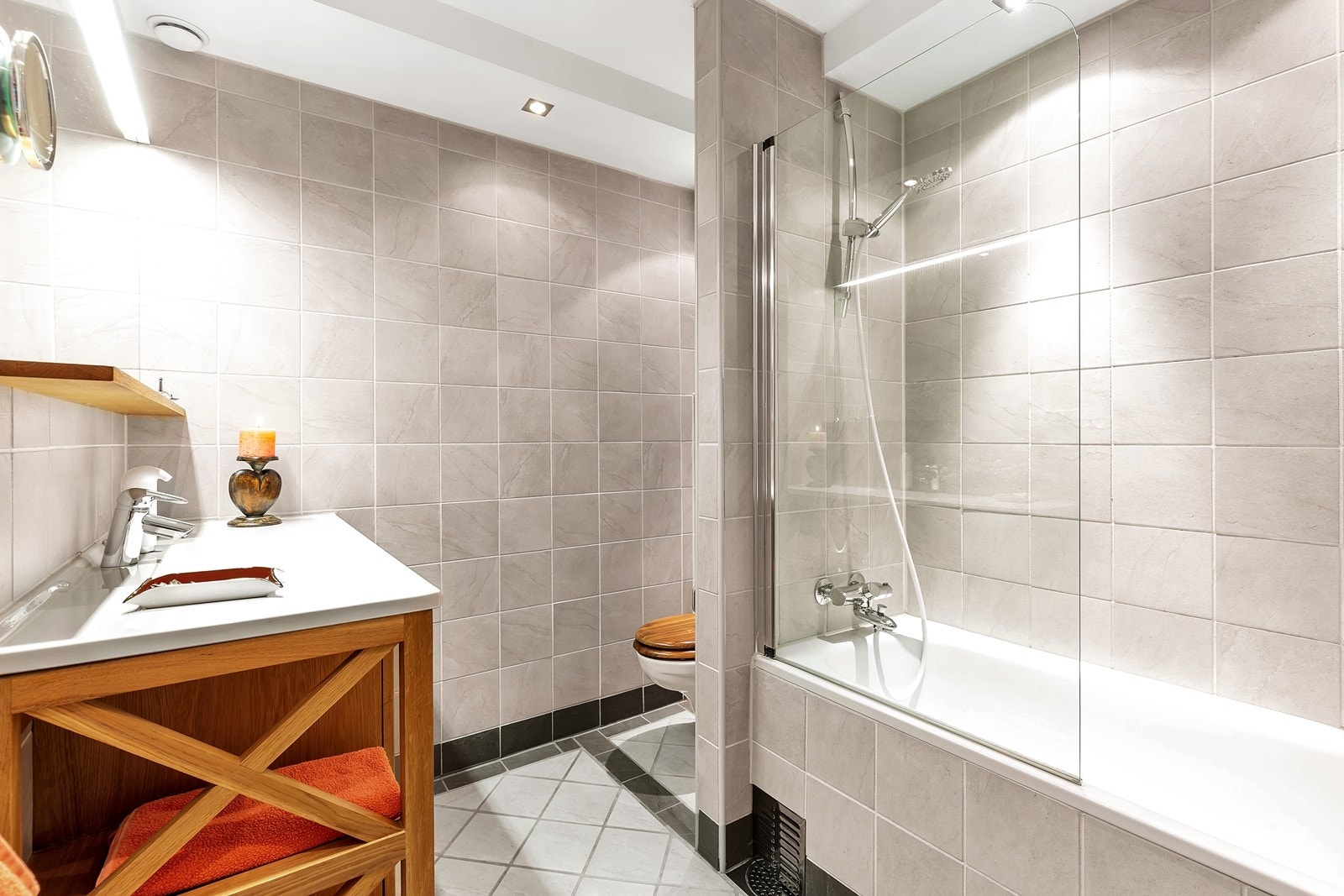 Flislagt bad med varmekabler og downlights. God plass til badekar, vegghengt toalett og servant med underskap. Galleribilde