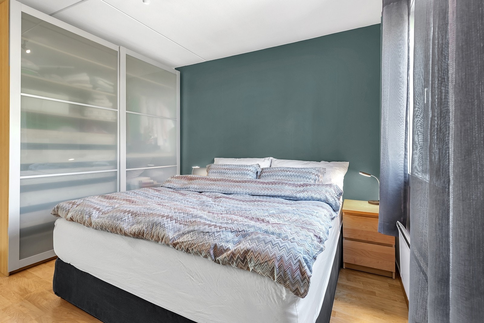 Hovedsoverommet har god plass til dobbeltseng, nattbord, kommode og garderobeskap. Galleribilde