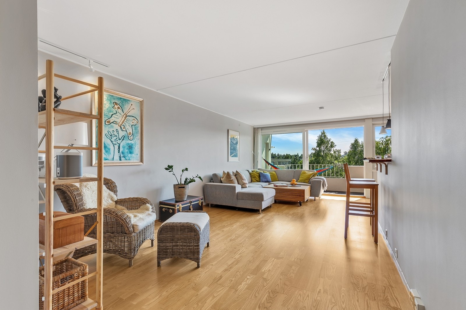 I stuen er det god plass til både sofagruppe og en hyggelig lesekrok Galleribilde