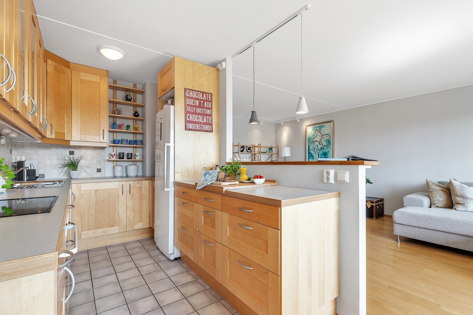 Kjøkkenet har godt med benkeplass Galleribilde