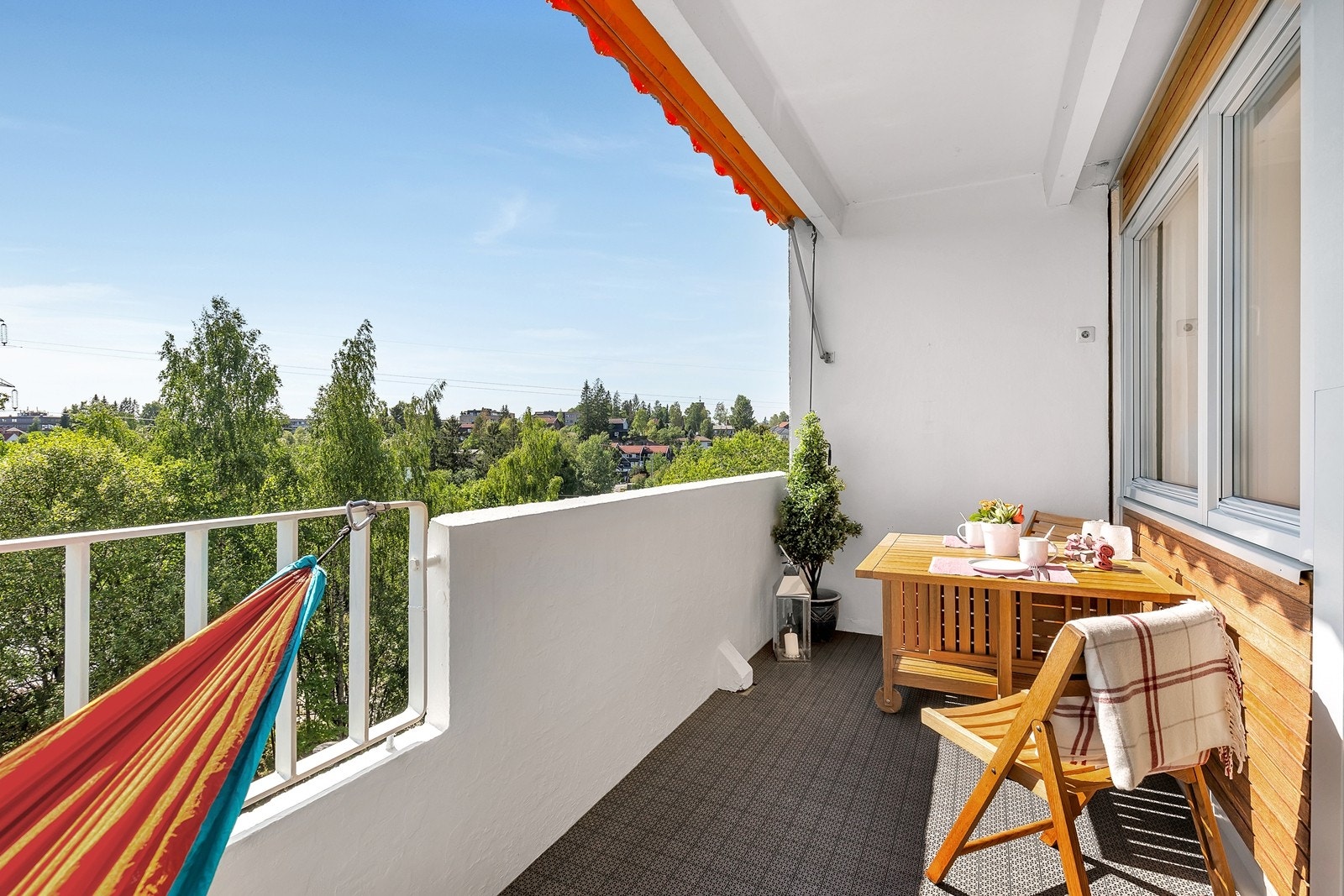 Sørvestvendt balkong med sol fra ca. 11:30 - 20:00 sommerstid. Flott utsikt utover borettslagets grøntområder og videre opp mot Røa Galleribilde