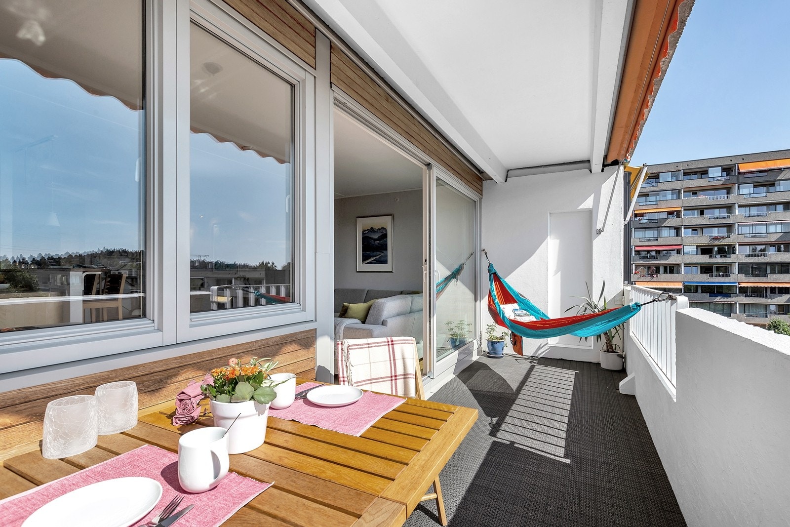 Sørvestvendt balkong med sol fra ca. 11:30 - 20:00 sommerstid. Flott utsikt utover borettslagets grøntområder og videre opp mot Røa Galleribilde