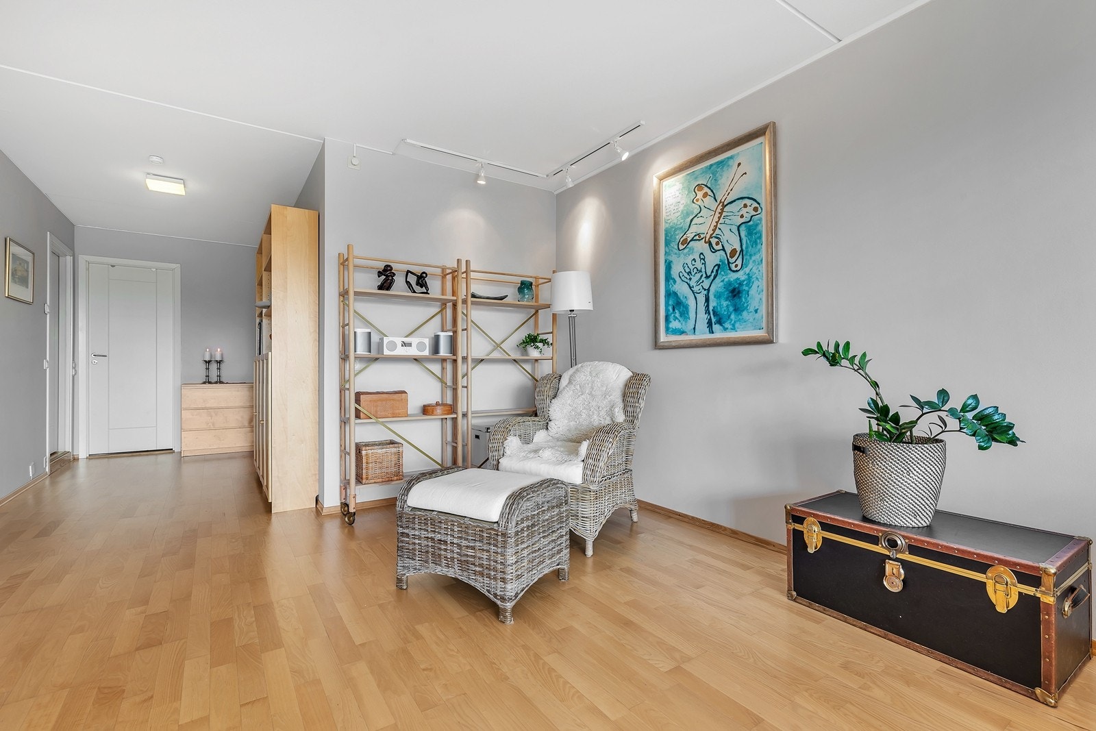 I stuen er det god plass til både sofagruppe og en hyggelig lesekrok Galleribilde