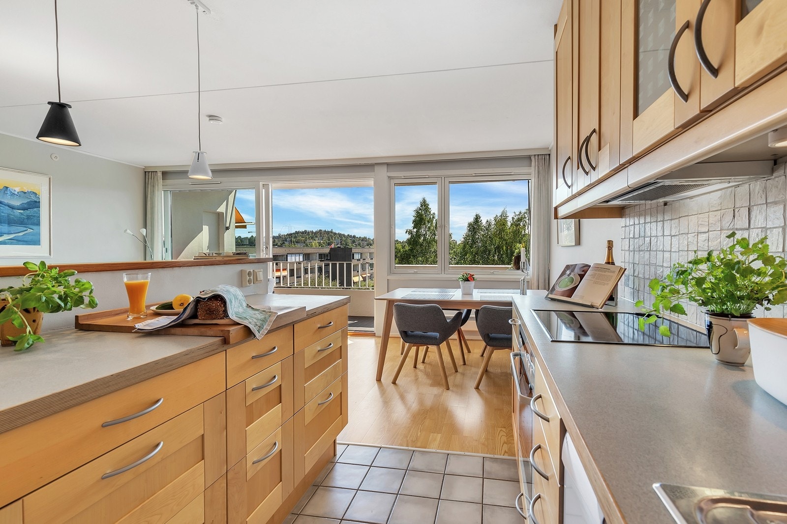 Mellom stuen og kjøkkenet er det god plass til spisebord Galleribilde