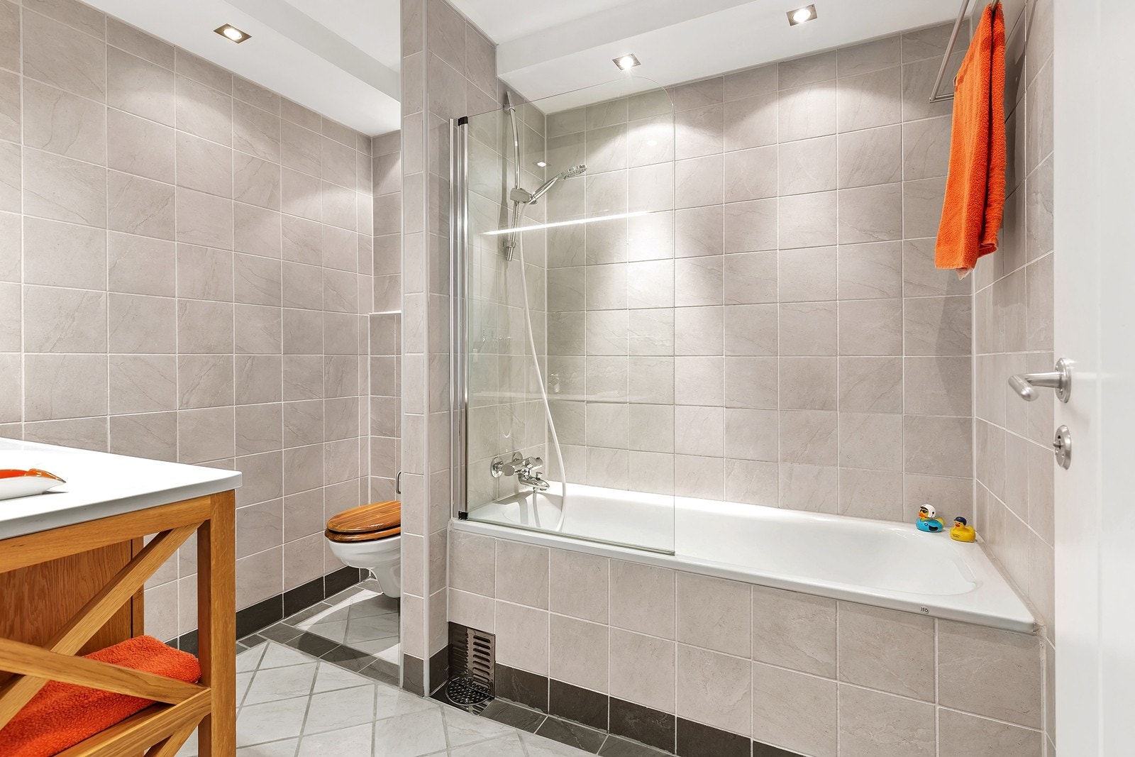 Flislagt bad med varmekabler og downlights. God plass til badekar, vegghengt toalett og servant med underskap. Galleribilde