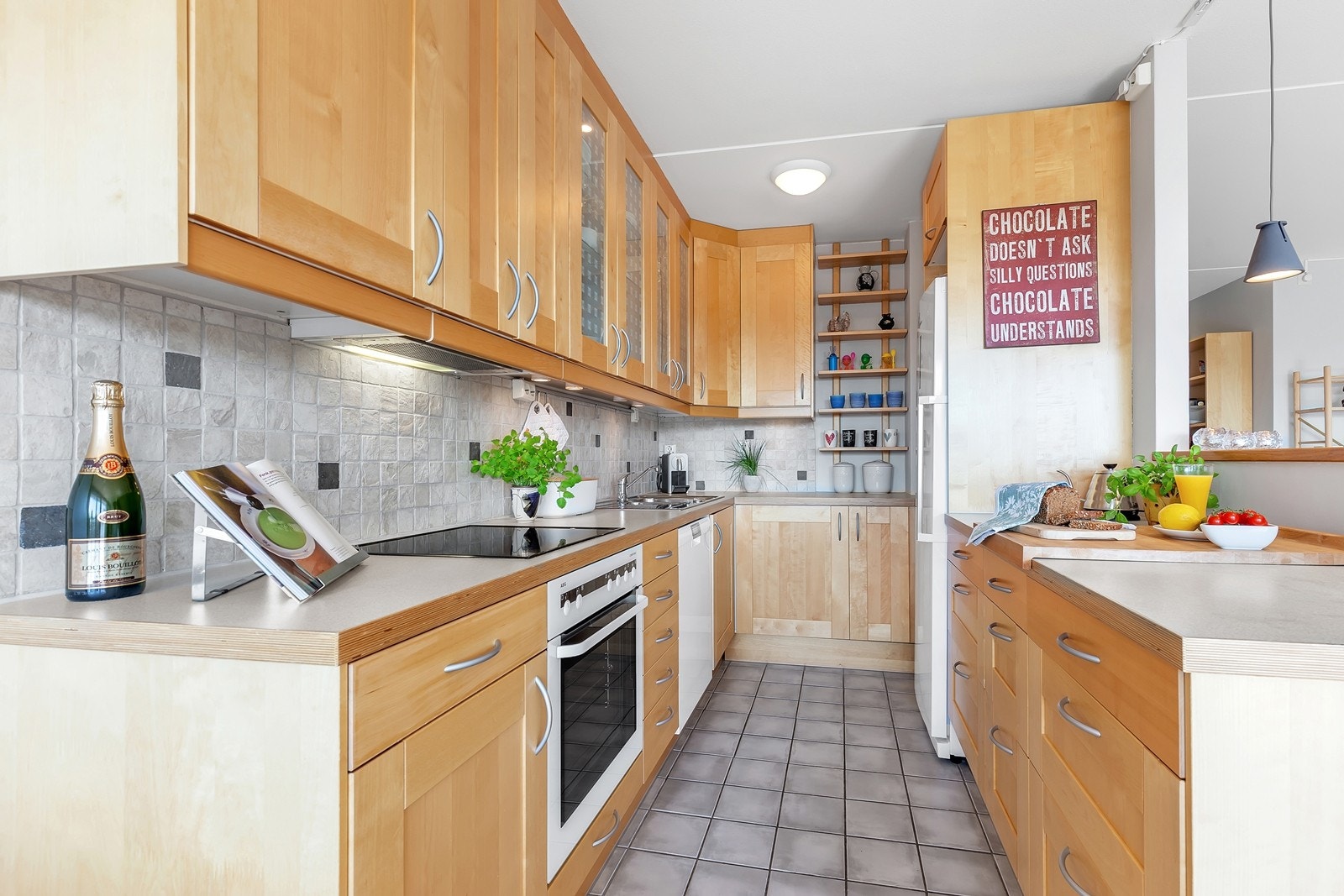 Kjøkkenet har godt med benkeplass Galleribilde