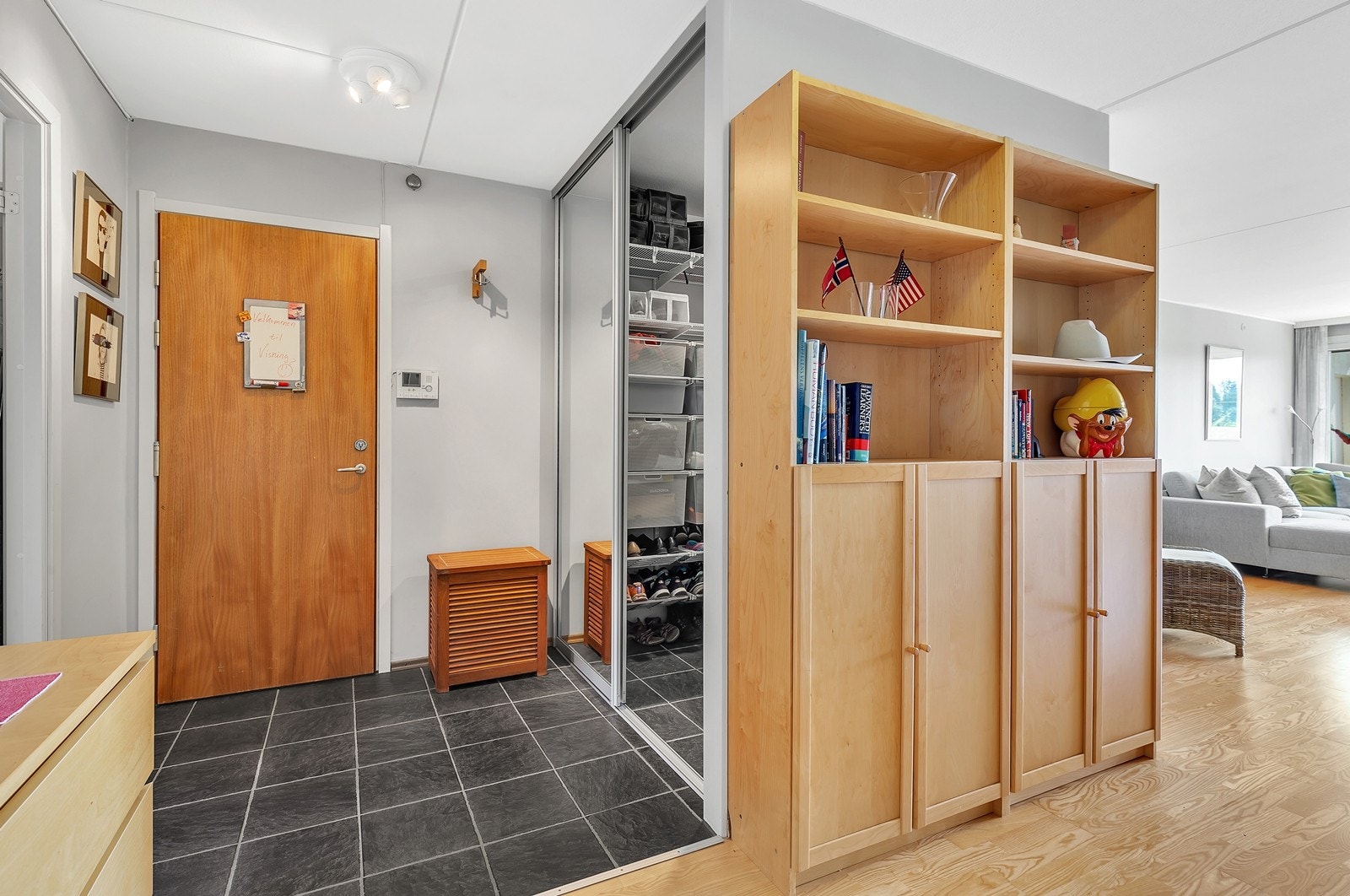 Flislagt entré/hall med praktisk walk-in garderobe Galleribilde