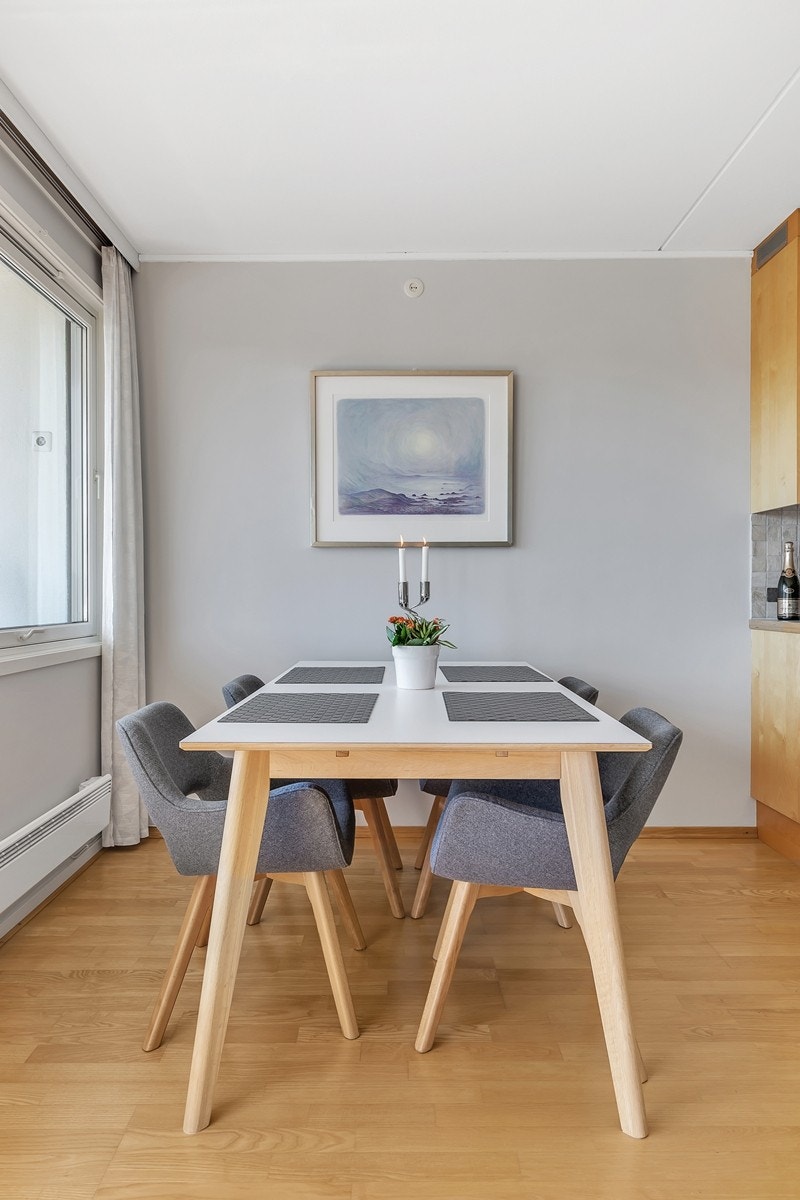 Mellom stuen og kjøkkenet er det god plass til spisebord Galleribilde