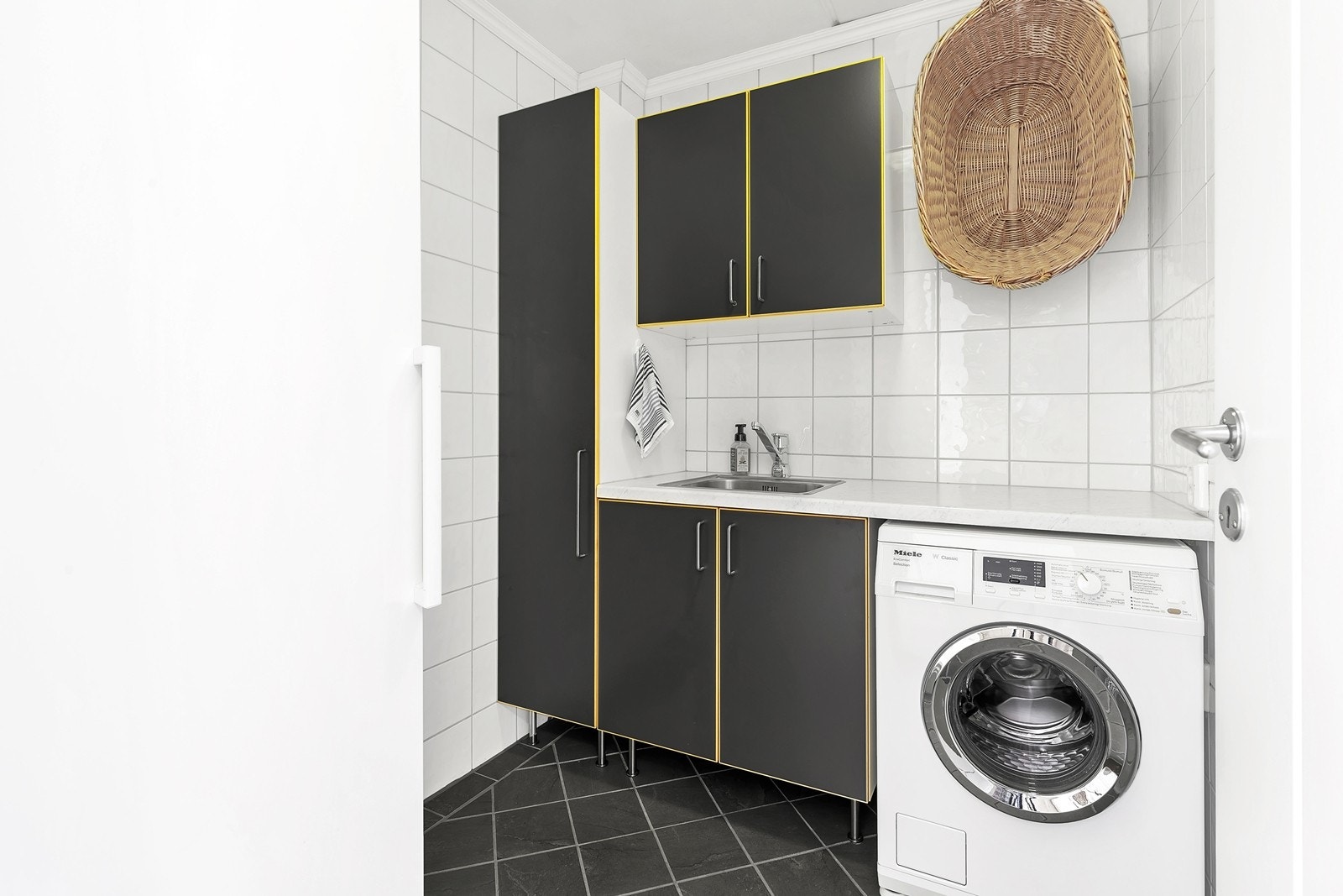 Praktisk, separat vaskerom innredet med oppbevaringsskap. Opplegg til vaskemaskin og tørketrommel Galleribilde