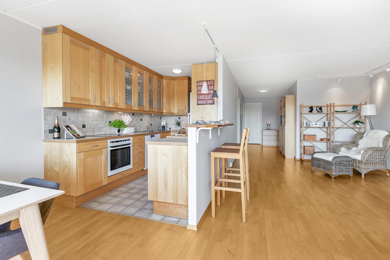 Den praktiske barløsning fungerer som et skille mellom stuen og kjøkkenet Galleribilde