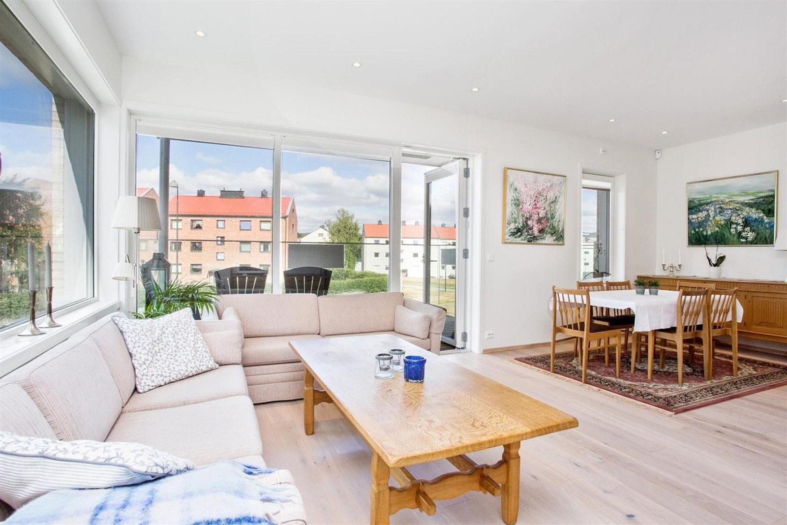 Stuen er romslig med god plass til sofagruppe og spisegruppe. Galleribilde