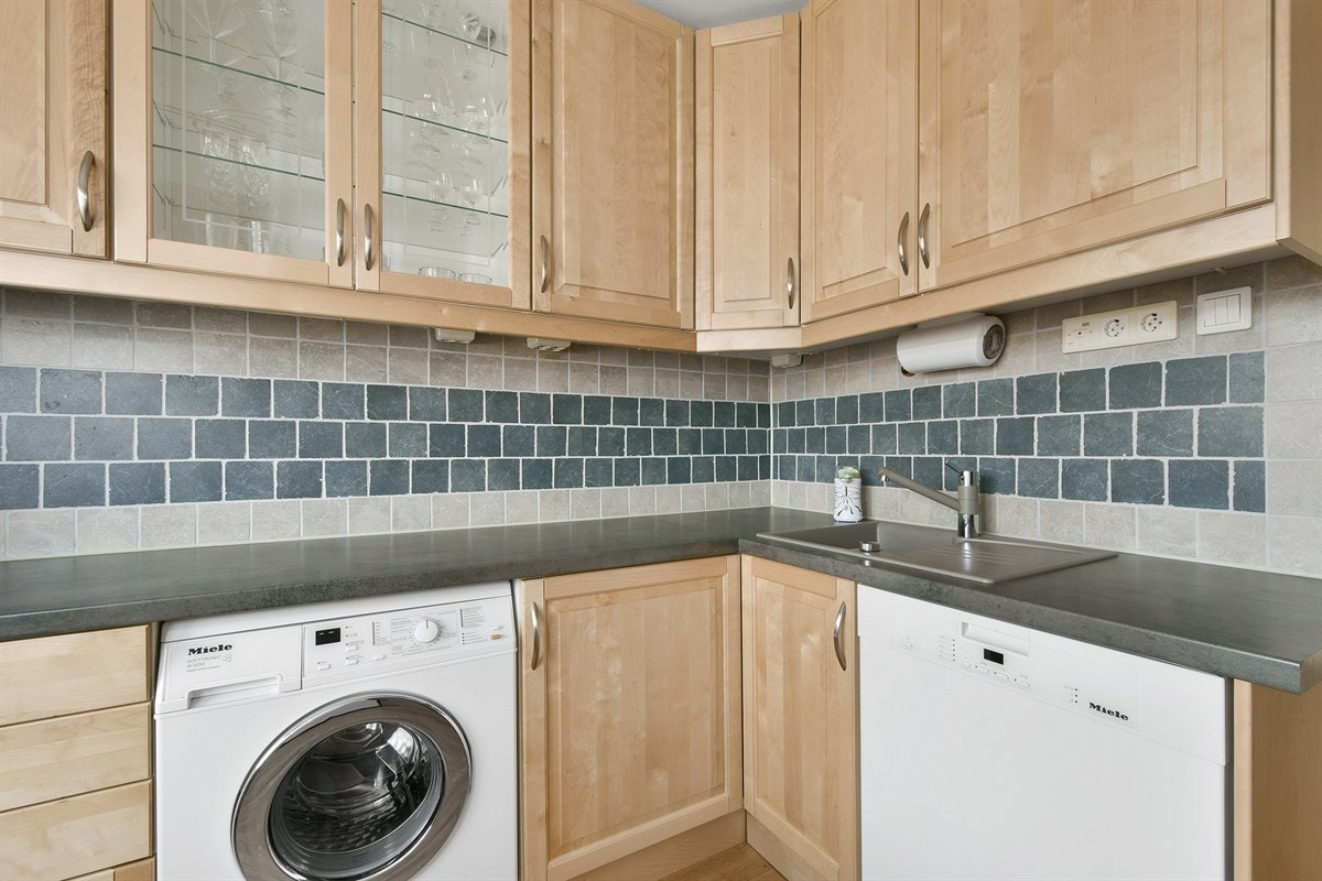 Kjøkkeninnredningen var ny i 2015, har god skapplass og kvalitetshvitevarer fra Miele integrert. Galleribilde