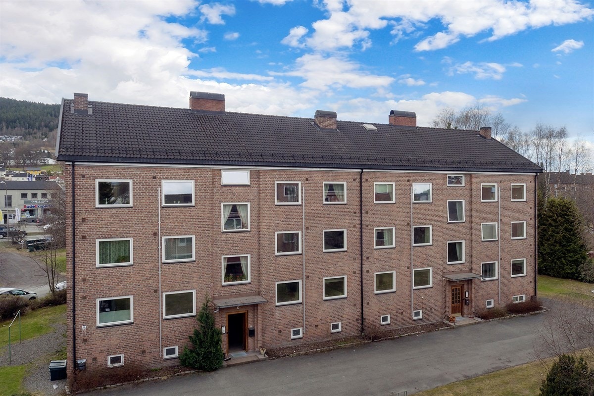 Eiendommen ligger sentralt og attraktivt til på Strømsø i Drammen kommune. Området har nærhet til god offentlig kommunikasjon, barnehager, skoler for alle trinn, høyskole, samt et rikt utvalg av fasiliteter og servicetilbud. Galleribilde