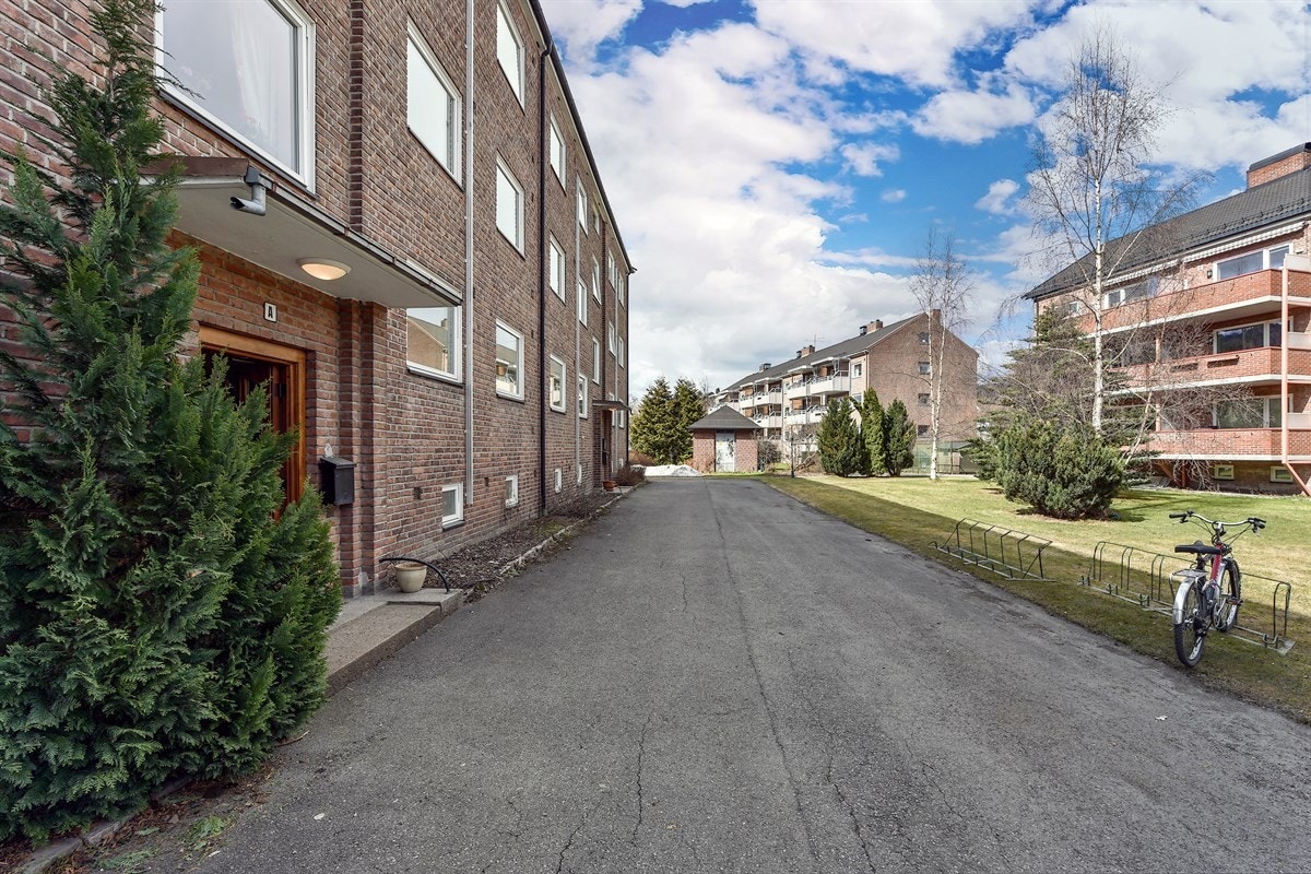 Felleseiendommen er pent opparbeidet med plenareal, trær og busker. Galleribilde