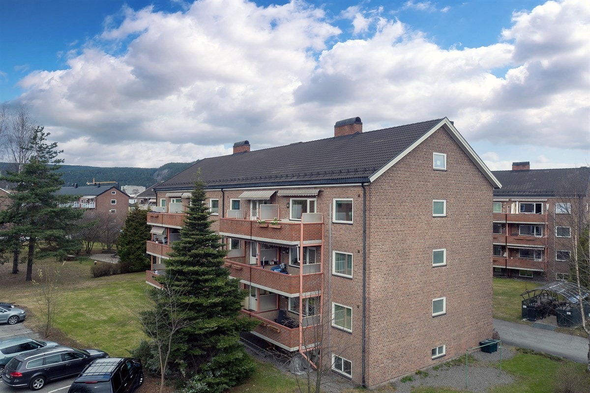 Leiligheten har en veranda på ca. 8 kvm, beliggende på riktig side med tanke på sol og utsyn. Galleribilde