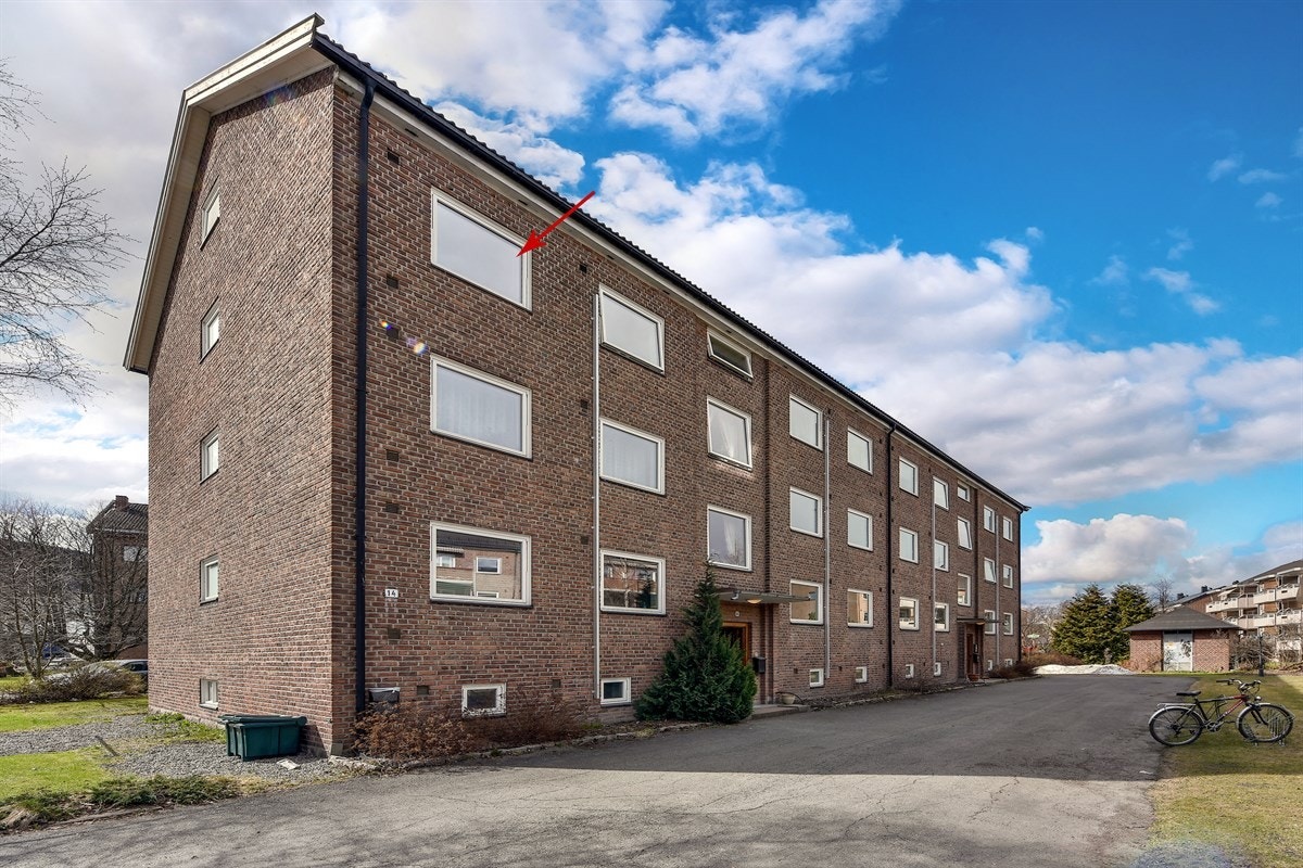 Like ved er det på påkjøring på E18. Ved å benytte bil tar det ca. 5 min til Bragernes torg, 7 min til Gulskogen, 33 min til Oslo S, 34 min til Kongsberg og 62 min til Oslo lufthavn. Galleribilde