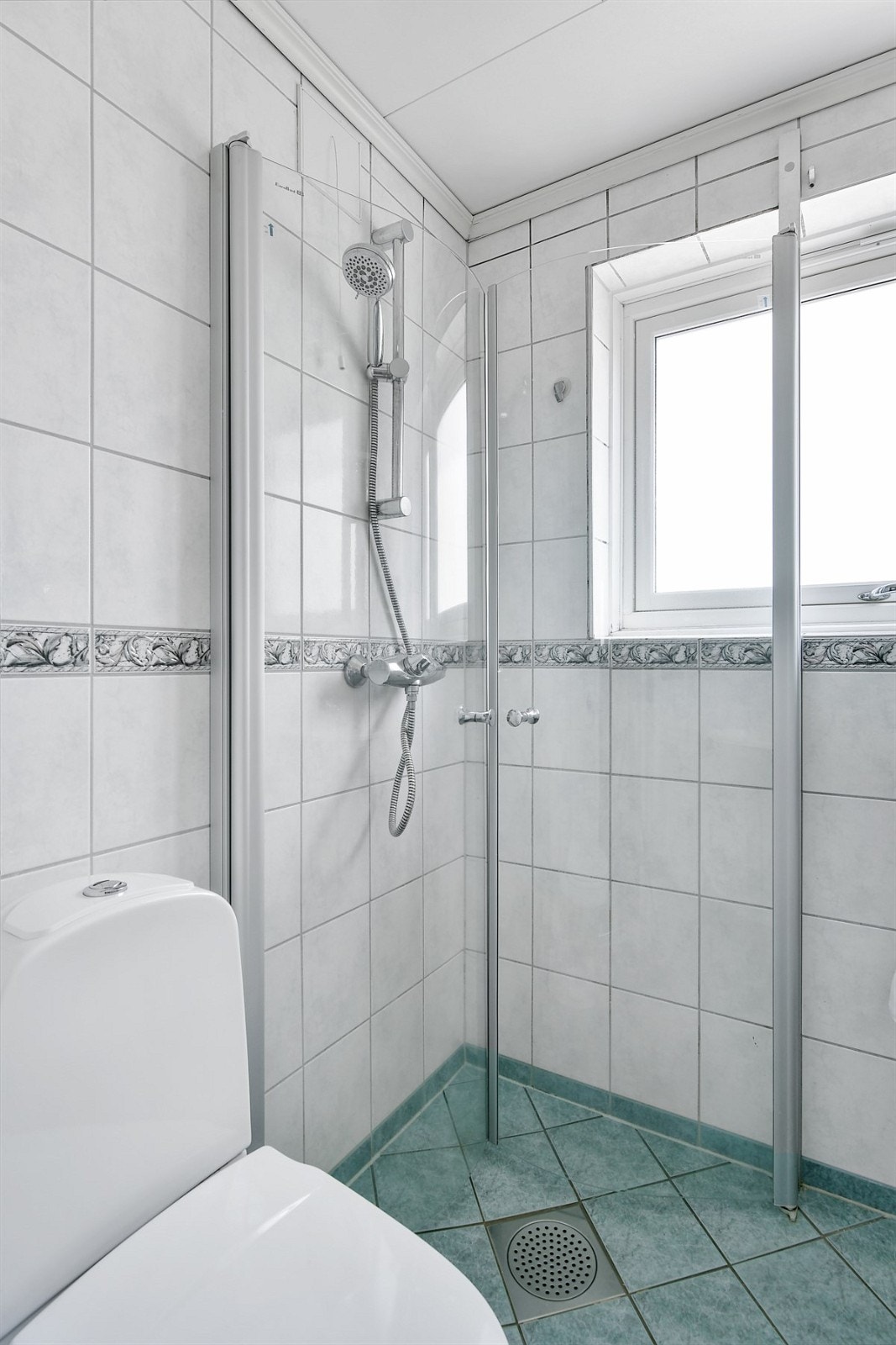 Badet innehar også frittstående toalett og et 90x90 dusjhjørne med innfellbare glassdører. Det er opplegg for vaskemaskin på kjøkkenet og tilgang til felles tørkeloft. Galleribilde