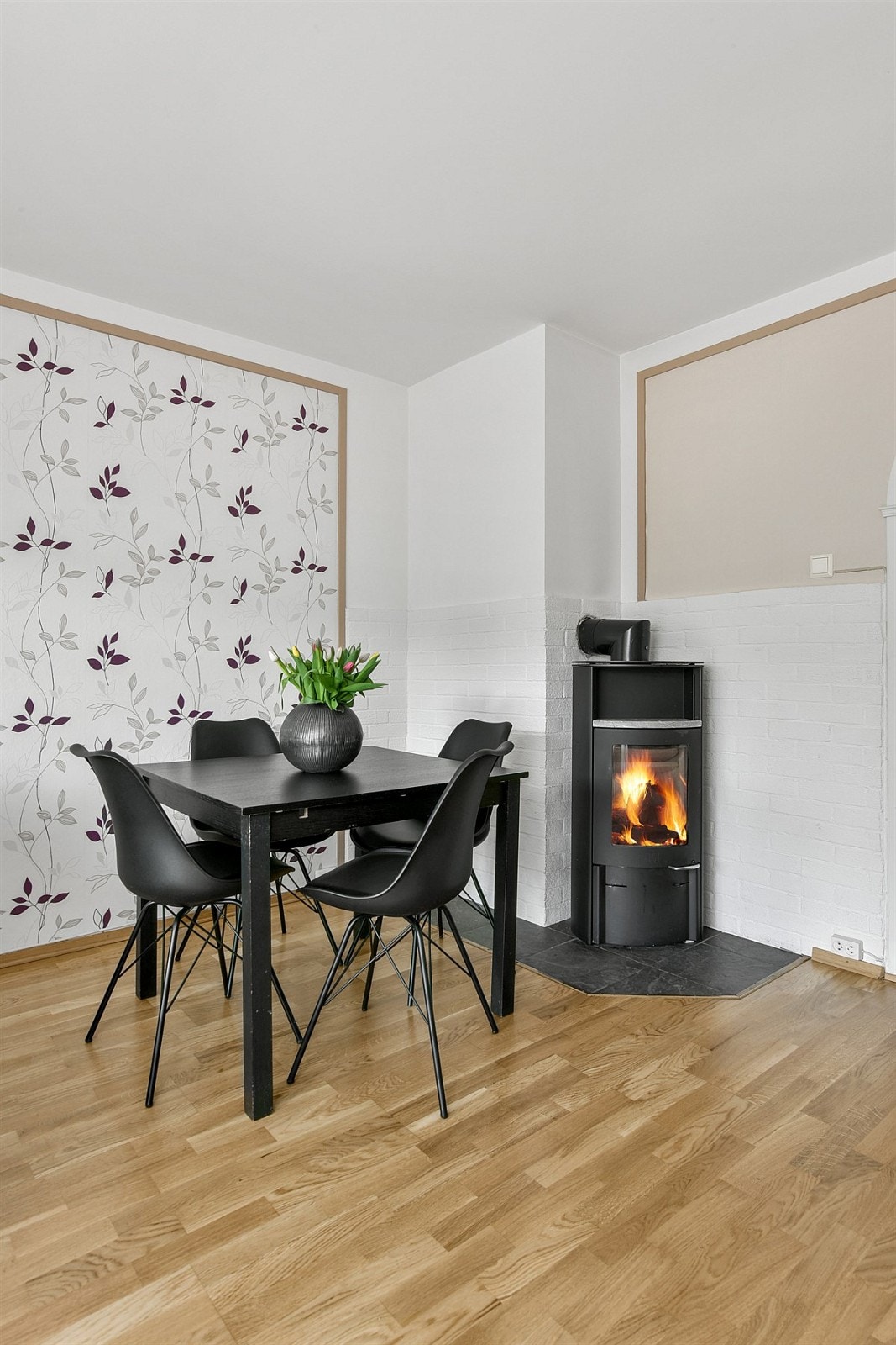 God plass til stuebord og spisegruppe. Galleribilde