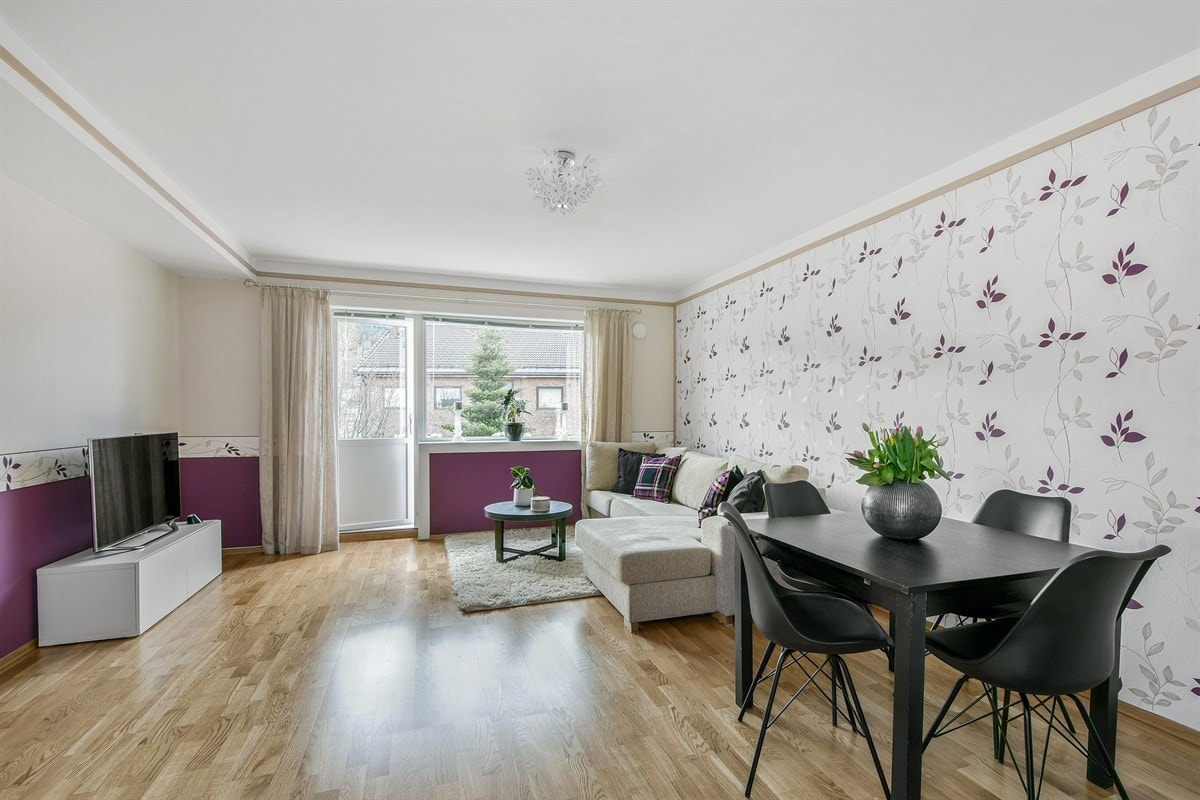 En elektrisk markise over vinduet skjermer for sollyset ved behov. Galleribilde