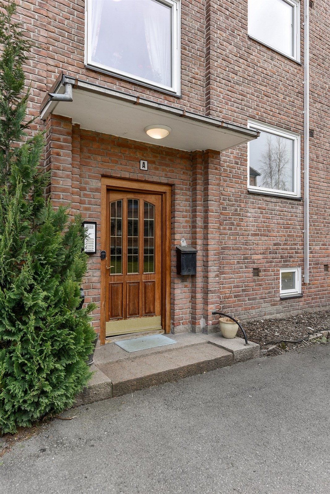 Fra felles inngangsparti og trapperom ankommer du boligen. Galleribilde