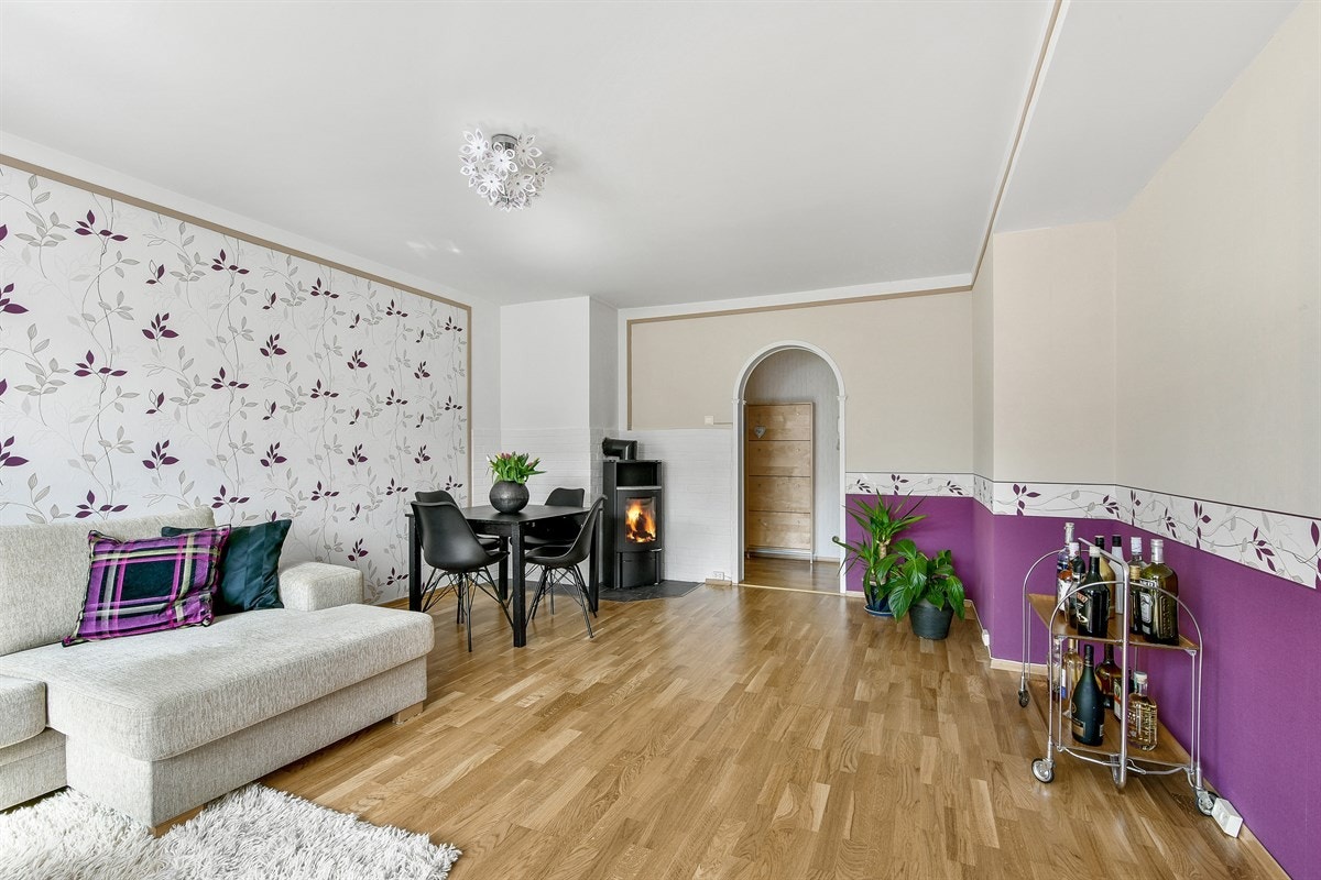 God plass til sofa i stuen. Galleribilde