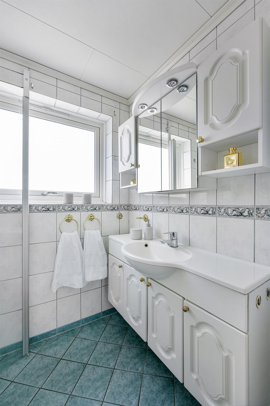 Badet har velholdte fliser, varme i gulv og et stort vindu som gir luftemuligheter og naturlig lys. Galleribilde