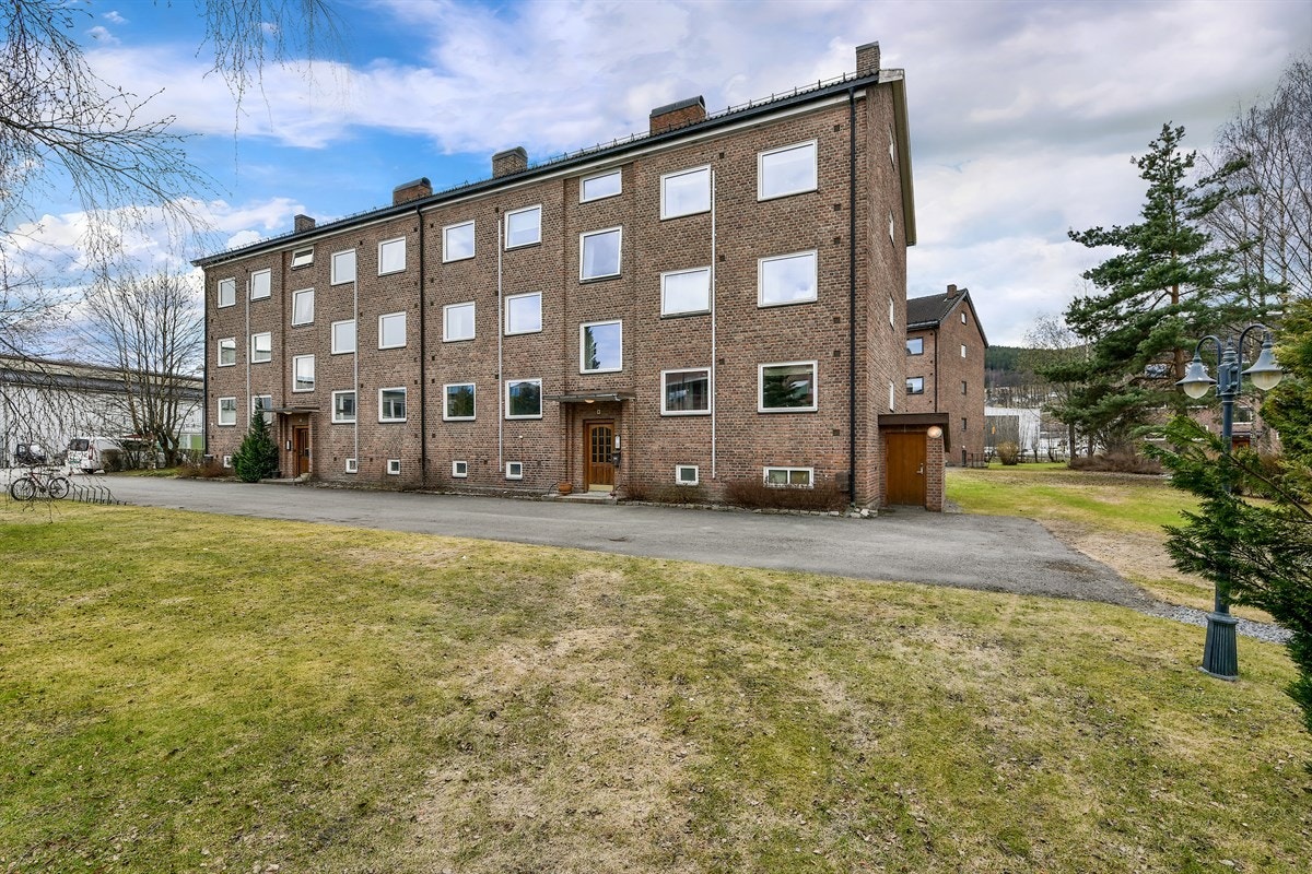Det er også gangavstand til Drammenselven og byens populære elvepromenade, som bl.a. byr på deilige, grønne lunger, sandvolleyballbane, flotte bade- og fiskemuligheter og koselig spisesteder med uteservering. Galleribilde