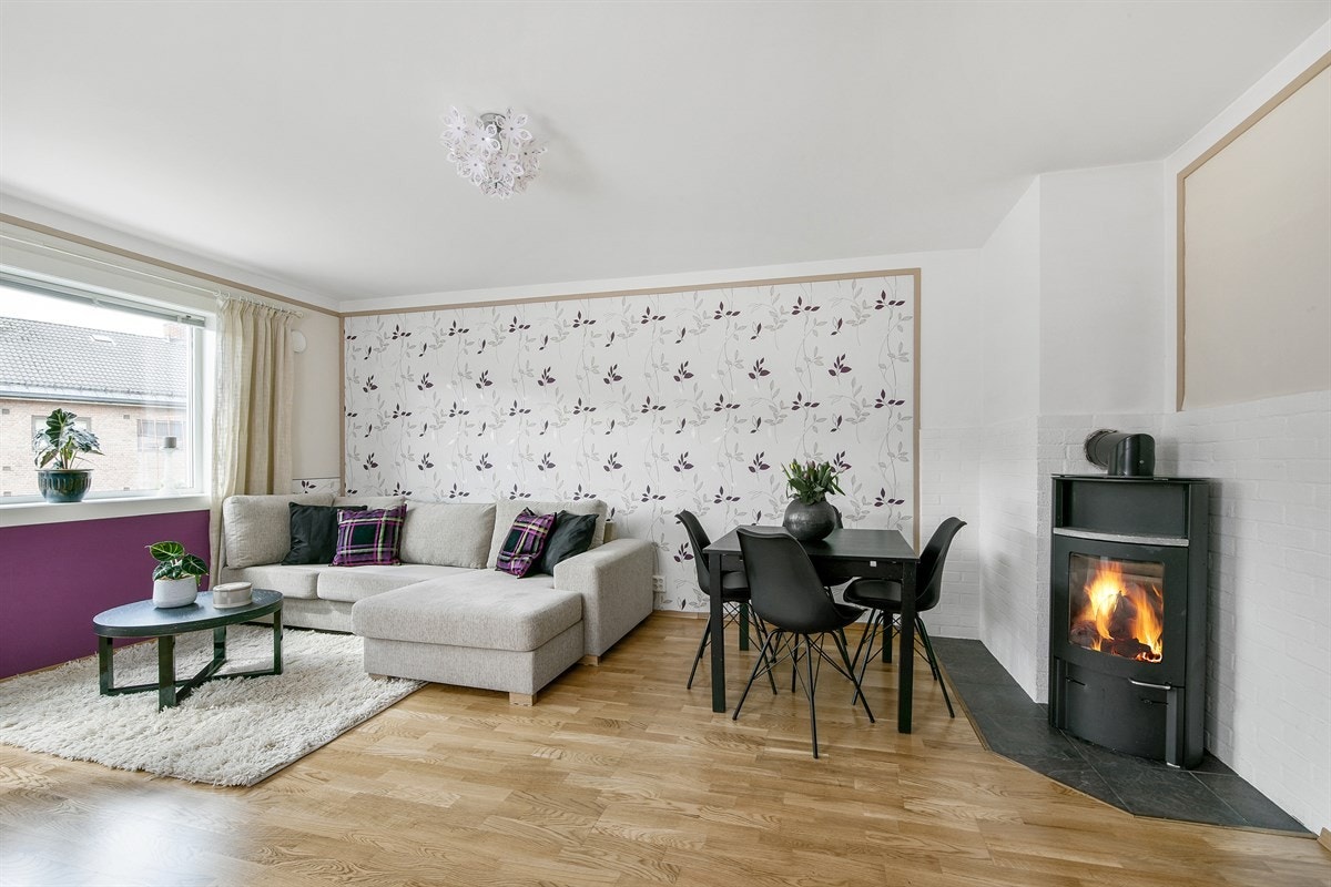 Stuen har en bred vindusflate som vender mot solsiden og dør til en veranda på samme side. Galleribilde