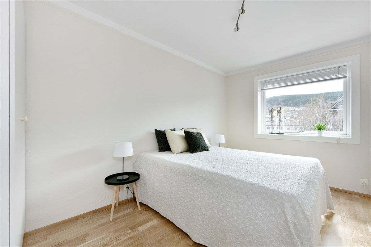 Leiligheten har to lyse soverom av god størrelse, beliggende med adkomst fra henholdsvis entré og stue. Galleribilde